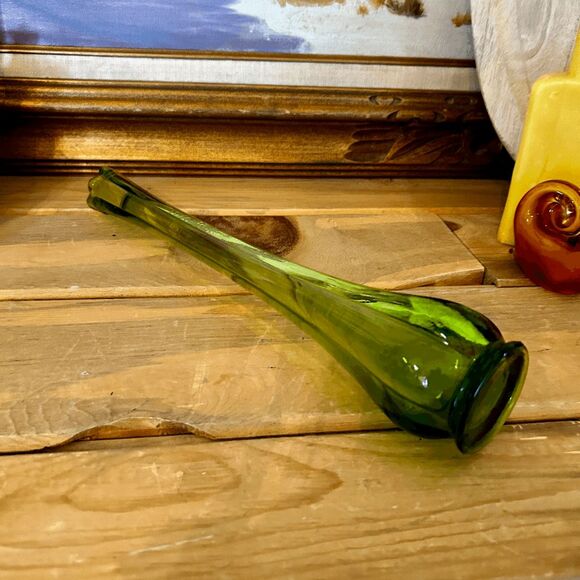 Vintage Mid-Century LE Smith Avocado Green Stretch Glass Swung Vase - Picture 4 of 6